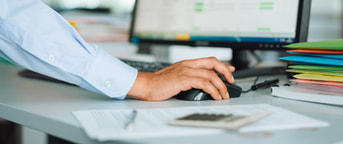 Eine Hand hält hält die Computermaus Eine Hand hält hält die Computermaus